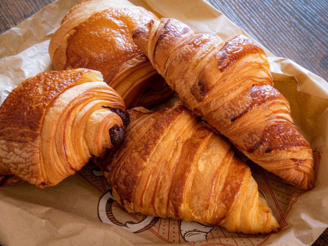 Le choix entre croissant et pain au chocolat : un dilemme sain