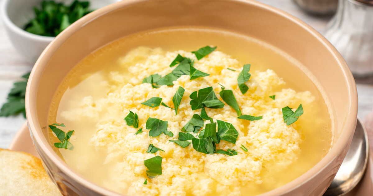 La soupe aux œufs : la nouvelle tendance réconfortante de l'automne sur TikTok