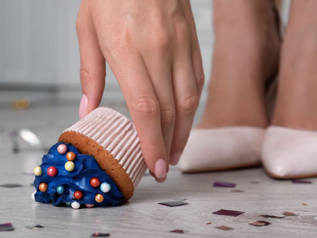 Manger un aliment tombé par terre : une habitude à revoir