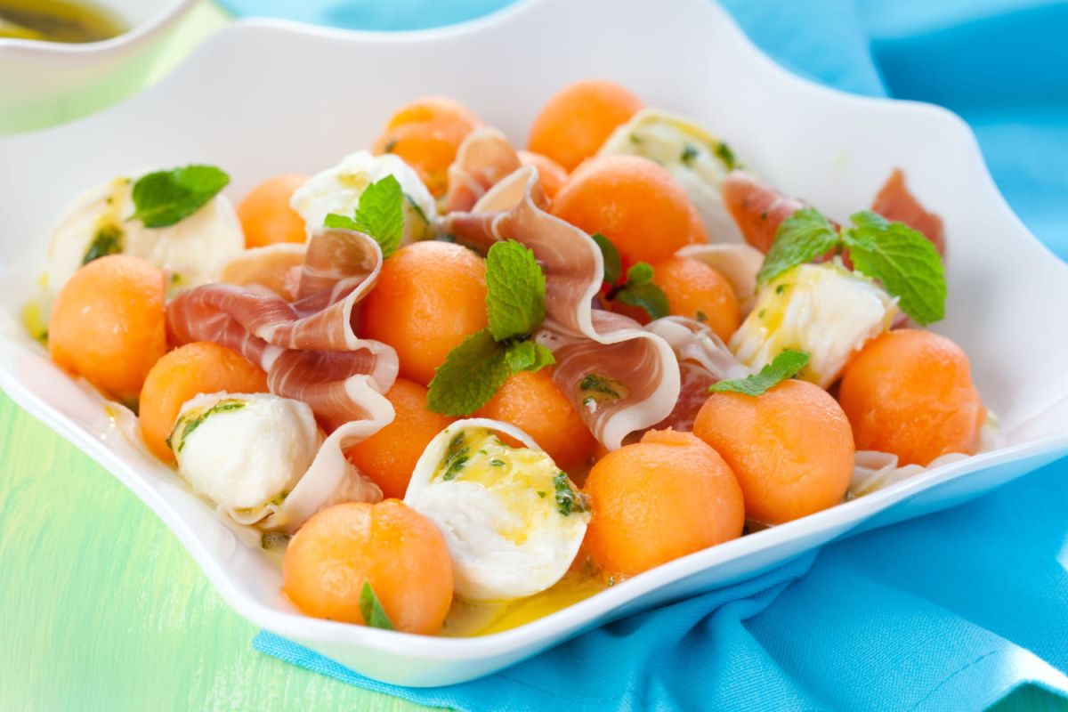 La fraîcheur estivale dans votre assiette : dégustez la salade de melon et fruits frais de Cyril Lignac