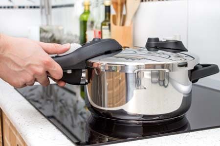 Découvrir les secrets de la cocotte-minute : guide pratique et avantages culinaires