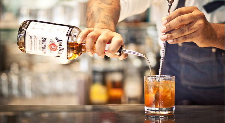 Le balcon dévoile son bar à cocktails pour un été pétillant