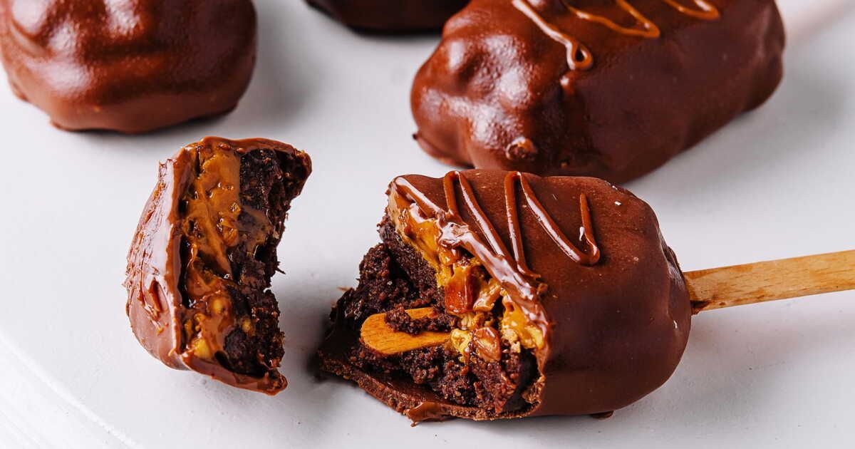 Des snickers glacés maison : irrésistibles et sans sucre ni lactose