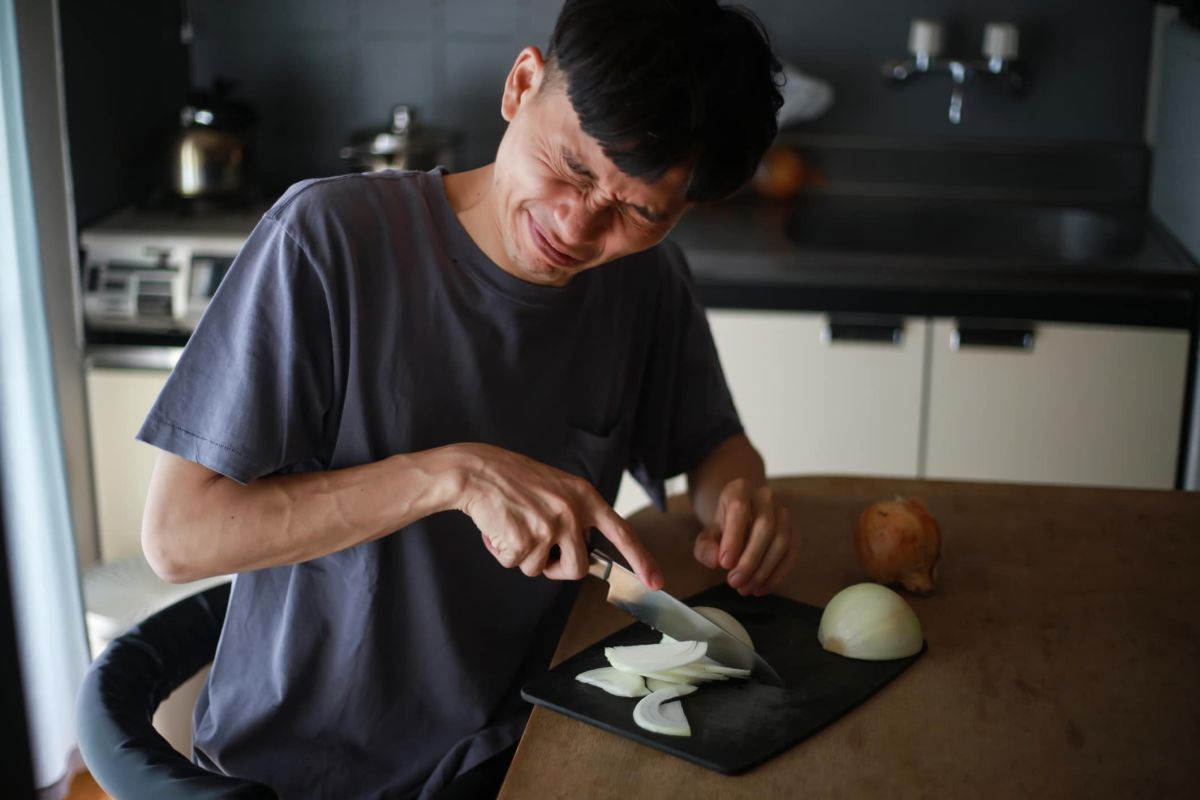 Des astuces infaillibles pour dire adieu aux larmes en coupant des oignons