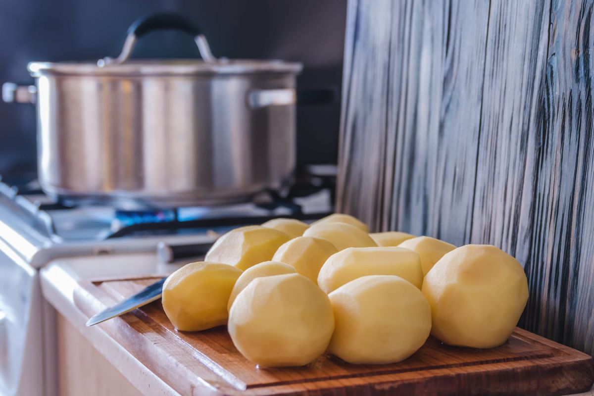 Éplucher des pommes de terre : une méthode rapide et astucieuse à découvrir