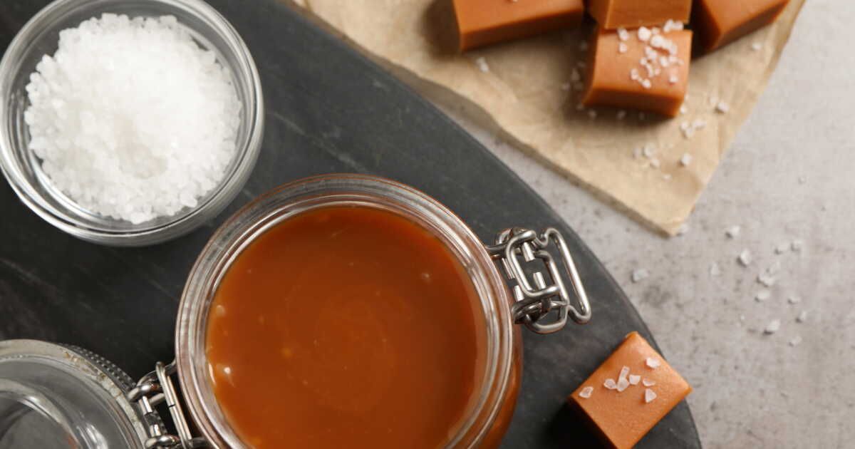 Dégustez le mille-feuille de Cyril Lignac : pommes et caramel au beurre salé revisités