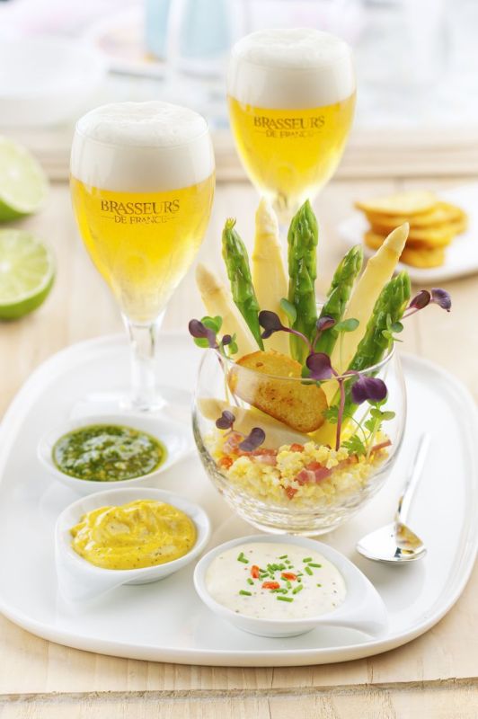 Un voyage gustatif : asperges à la coque accompagnées de bières printanières