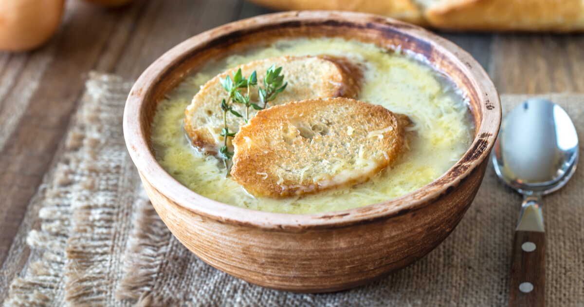 Pour se réchauffer : la recette de la soupe à l'oignon gratinée de Laurent Mariotte