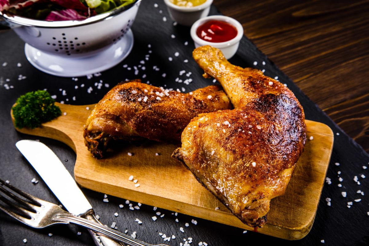 Découvrez l'astuce infaillible pour des cuisses de poulet grillées à la perfection