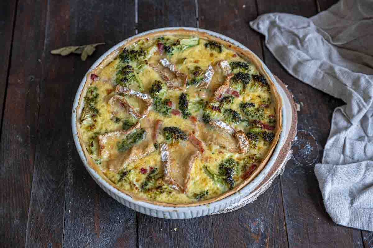 Une quiche gourmande aux lardons, camembert et brocolis