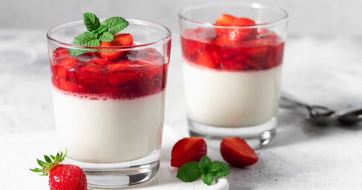 Découvrez la panna cotta fraise-basilic : un dessert léger et raffiné en 5 étapes