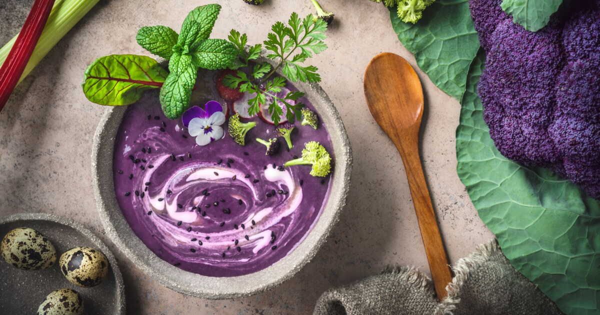 Une touche de couleur dans l'assiette : la soupe de chou-fleur violet