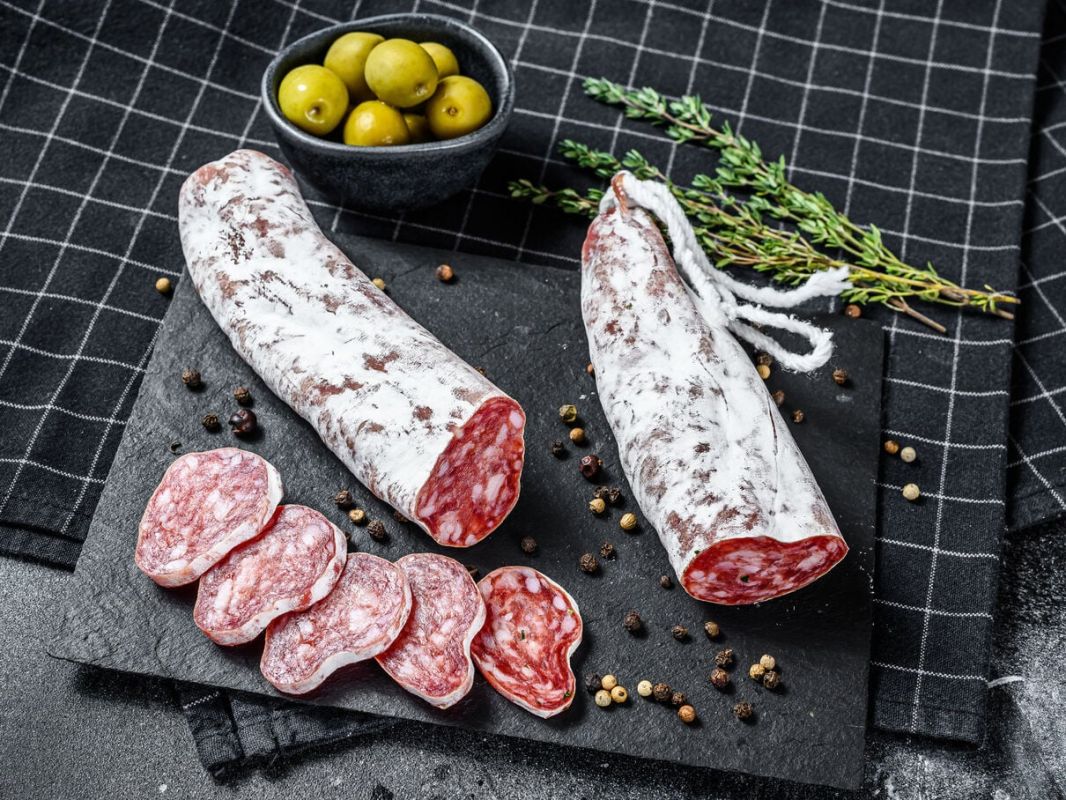 Peut-on manger la peau du saucisson sans risque ? Une diététicienne répond