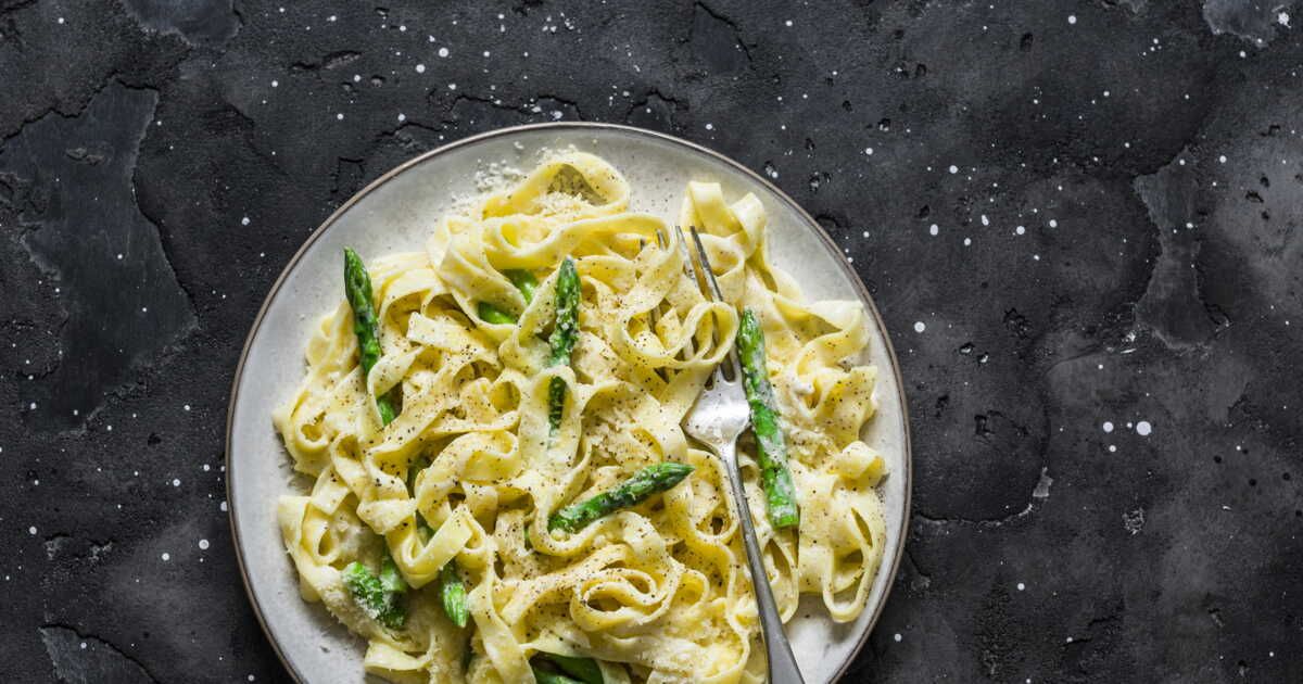 Spaghetti aux asperges et lardons : une recette printanière à découvrir