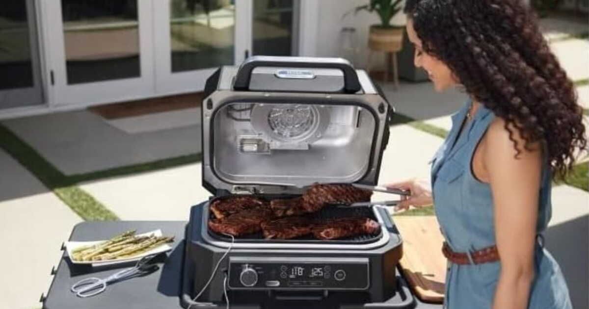 le barbecue électrique ninja qui transforme vos repas en plein air