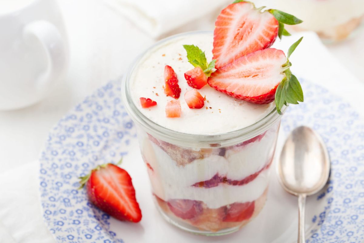 Le tiramisu aux fraises revisité par Julie Andrieu : une douceur printanière