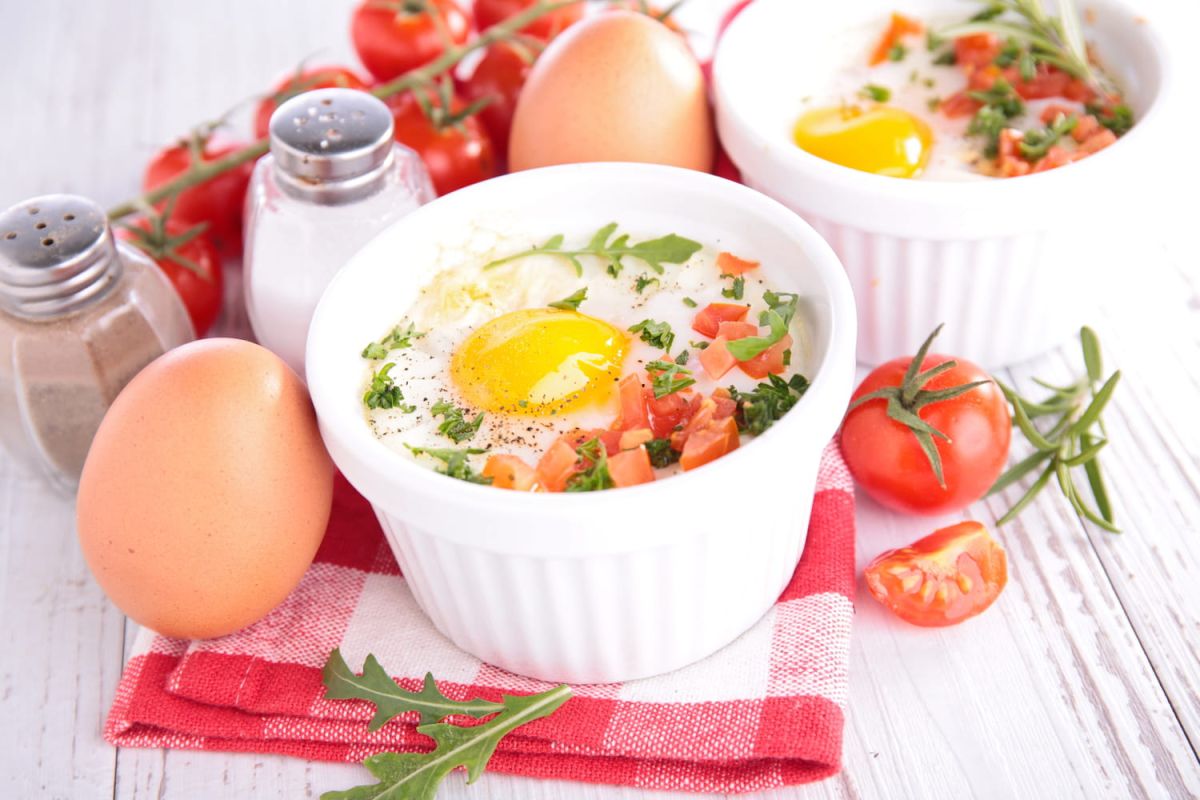 Maîtriser la cuisson des œufs cocotte : l'astuce pour un jaune coulant
