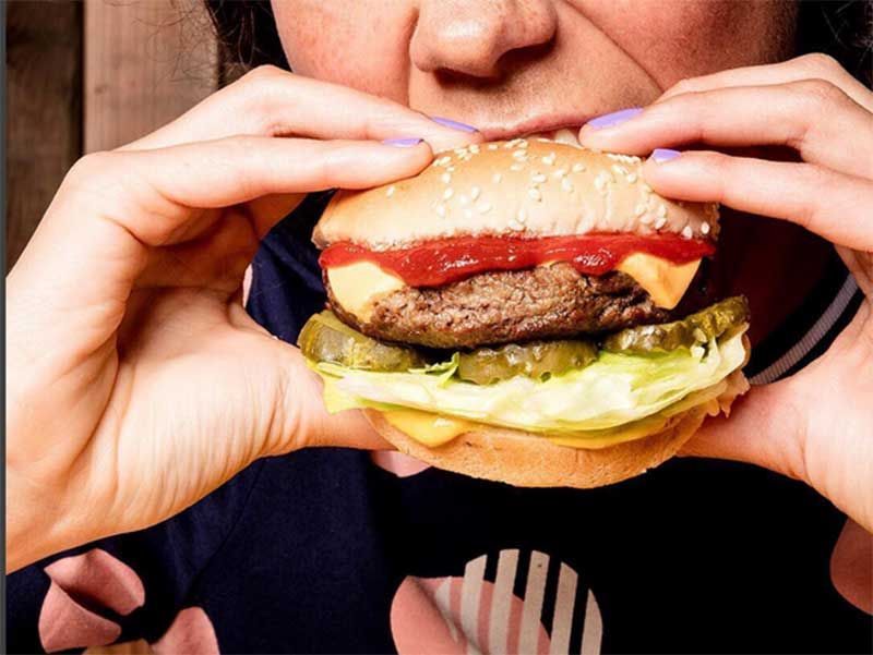 Un burger saignant et veggie : la révolution culinaire à New York
