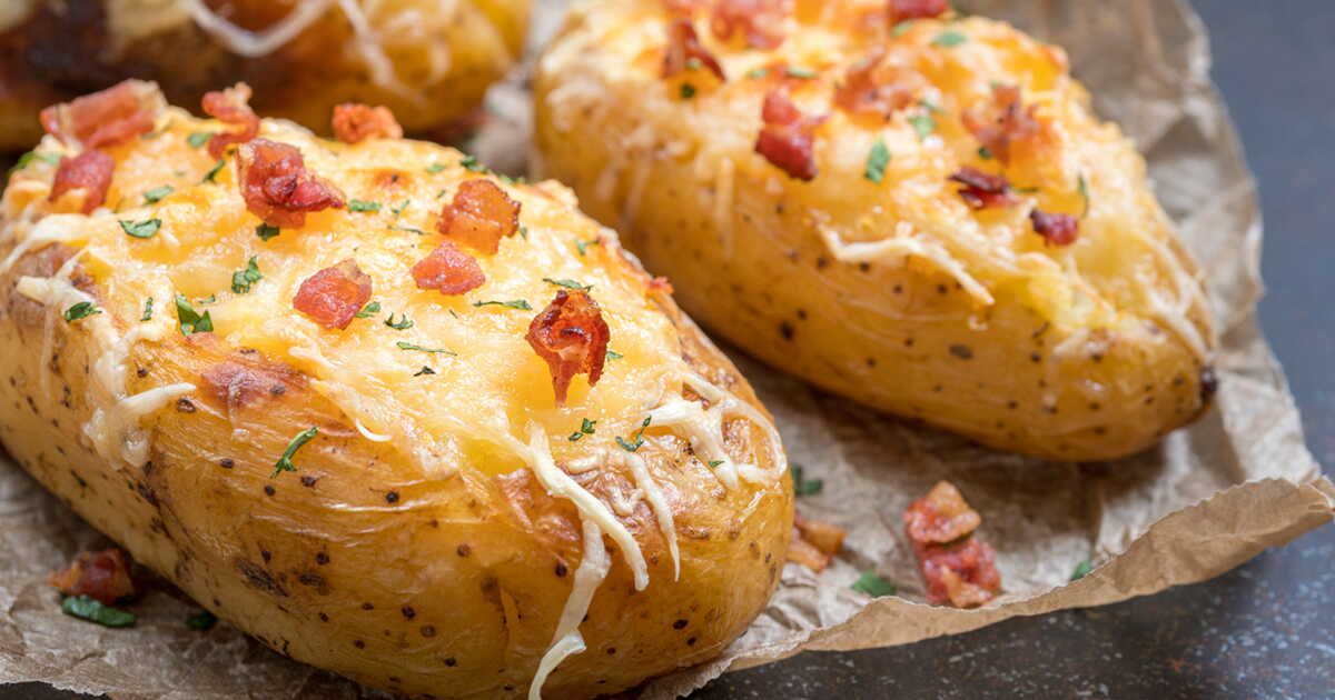 Des pommes de terre farcies au bacon et fromage pour un dîner réconfortant