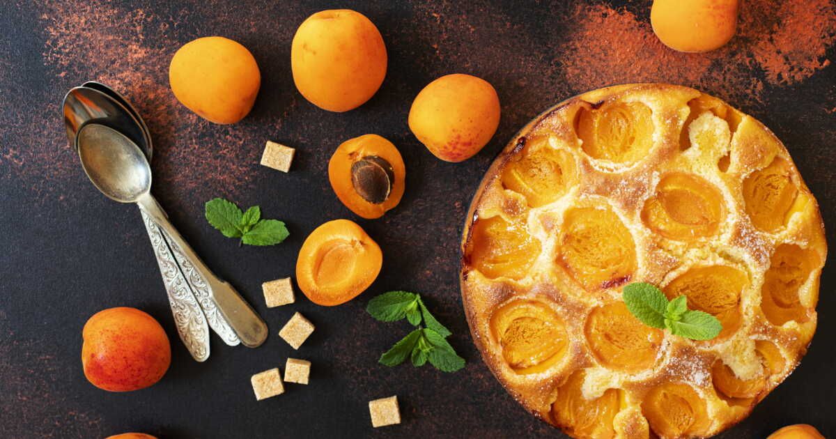 Découvrez la tarte aux abricots et pistaches de Julie Andrieu, l'incontournable de l'été