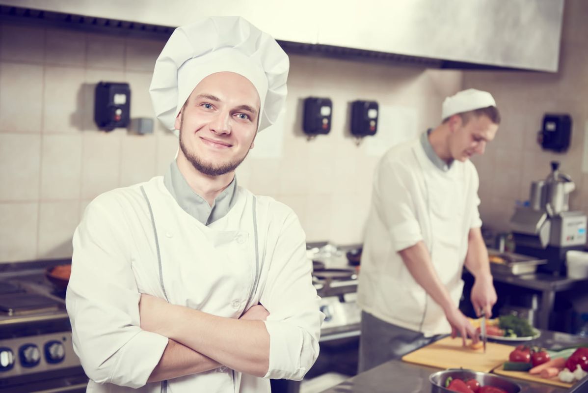 les secrets d'un commis de cuisine : 5 astuces incontournables à découvrir