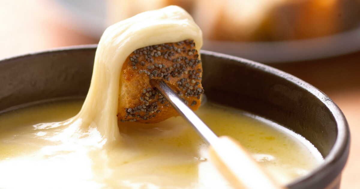 La fondue savoyarde : un voyage au cœur des saveurs alpines