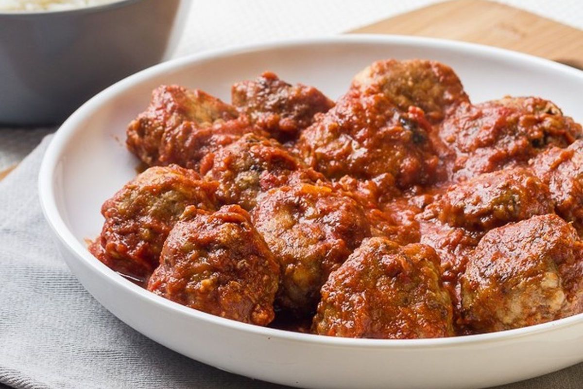 Dégustez des boulettes boeuf et agneau en sauce tomate épicée