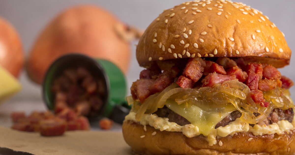 Découvrez le burger savoyard, une recette gourmande pour les amoureux de la montagne