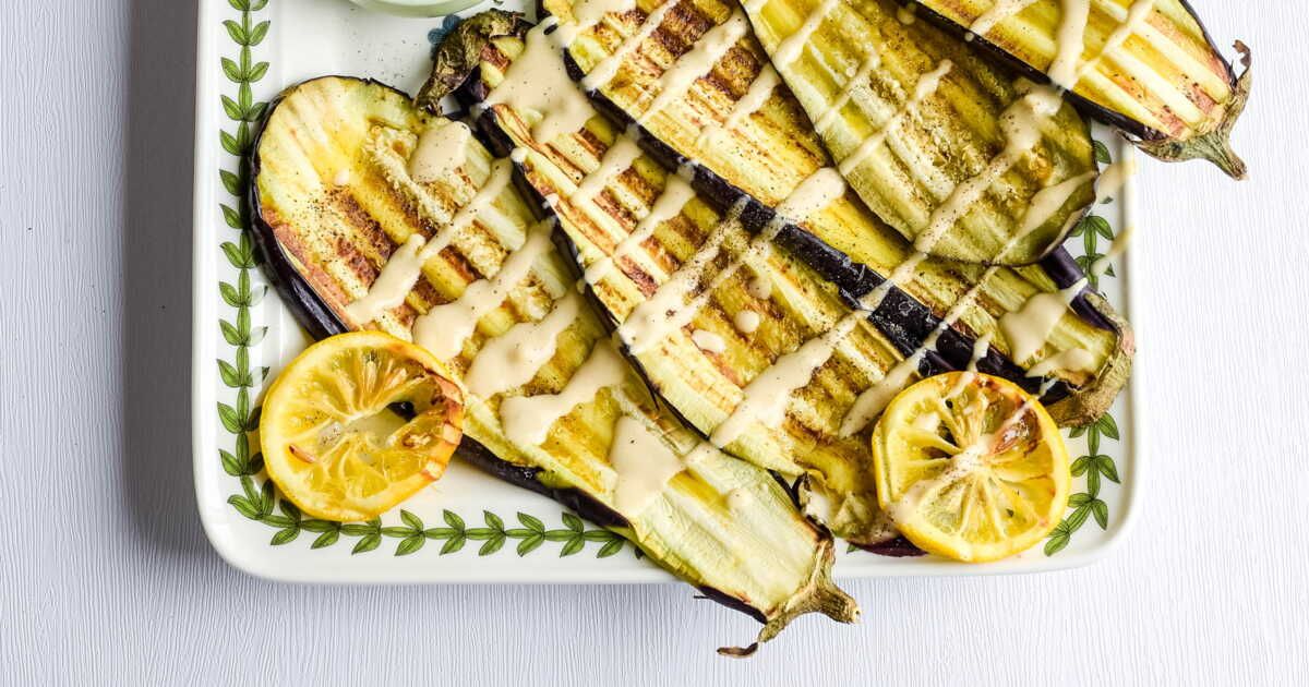 Aubergines grillées au pesto de coriandre : un festin estival à la maison