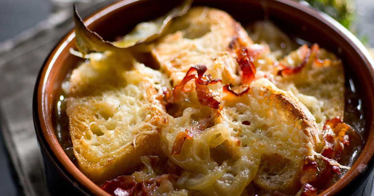 Découvrez la recette incontournable de la soupe à l'oignon gratinée