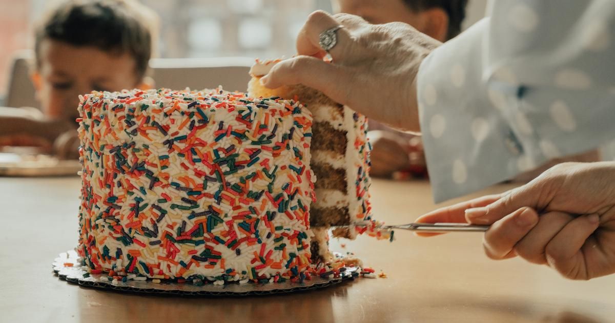 la technique étonnante pour des parts de gâteau impeccables