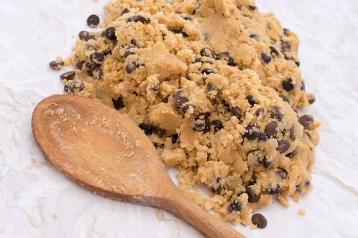 Éviter la pâte à gâteau crue : un geste crucial pour votre santé