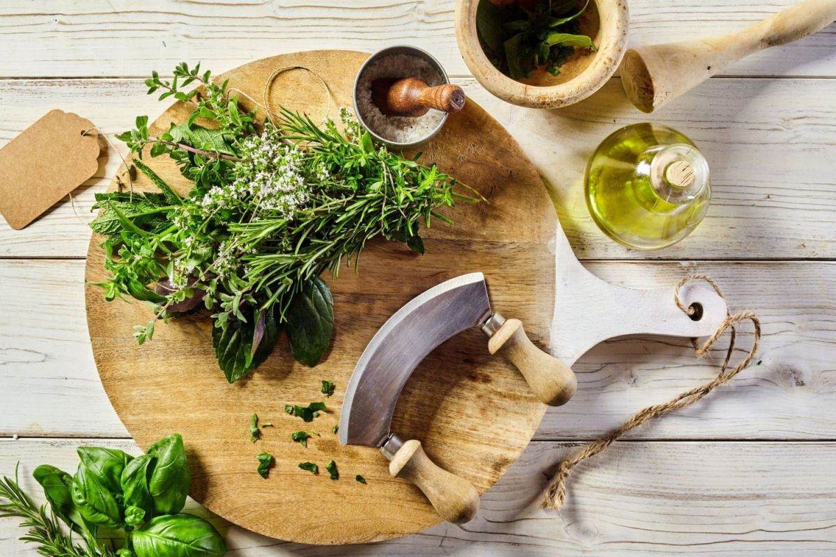 La méthode infaillible pour ciseler vos herbes facilement