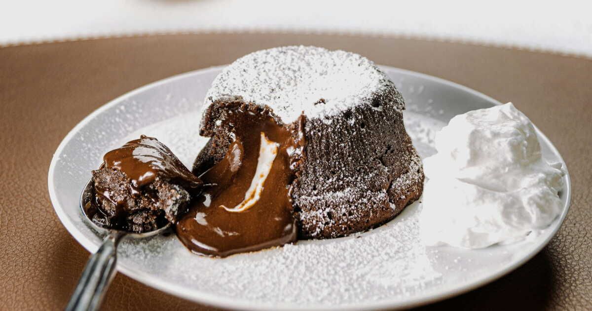 Un coulant au chocolat léger et irrésistible : la recette sans beurre à découvrir