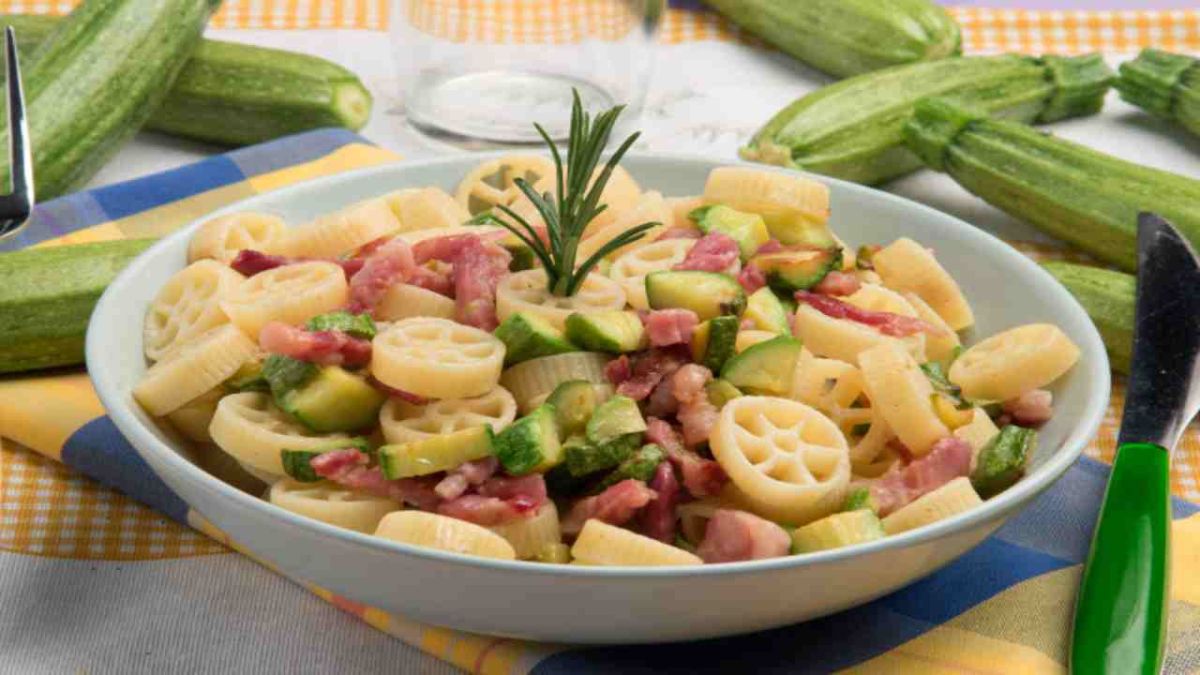 un plat rapide et savoureux : pâtes aux courgettes et pancetta