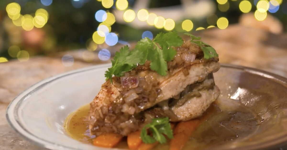 Dégustez le filet de chapon farci au foie gras laqué au miel par Cyril Lignac