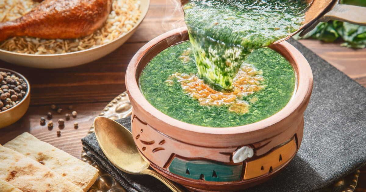 Plongée au cœur de la mloukhiya tunisienne : un festin traditionnel