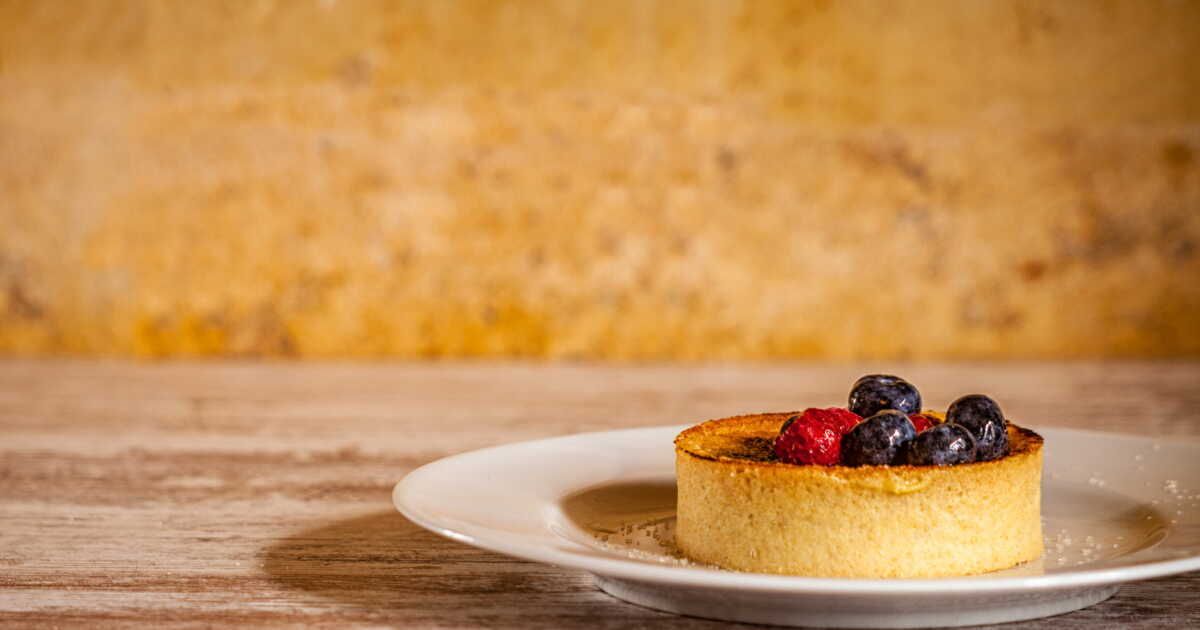 Une délicieuse tarte à la crème brûlée signée Cyril Lignac